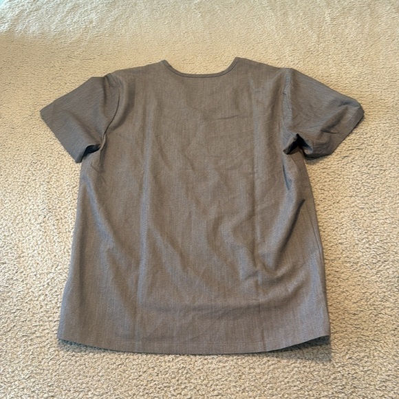 Figs Heather Gray V-Neck Scrub Top Leon three pocket scrub top Size  M - Picture 5 of 5